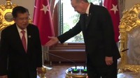 Wapres JK dan Erdogan saling menyapa hangat saat bertemu di Istana Kepresidenan Turki. Wapres JK mengucapkan Assalamualaikum dan langsung dijawab Waalaikumsalam oleh Erdogan. (Foto: Tim Media Wapres)