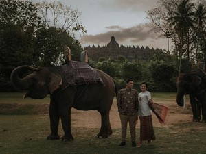 Kahiyang Pamer Foto Prewedding, Pose Bareng Gajah di Borobudur