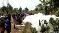 Gelembung busa berukuran besar muncul secara misterius di Jepara. Foto-foto gelembung busa ini sudah banyak beredar di media sosial dan ramai dibicarakan netizen
