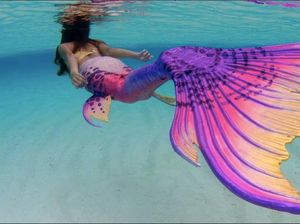 Unik! Bermain Alat Musik di Bawah Laut ala Putri Duyung