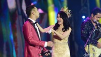 Ayu Ting Ting terlihat menaruh lengannya di pundak Raffi Ahmad.  Foto: Noel/ detikHOT