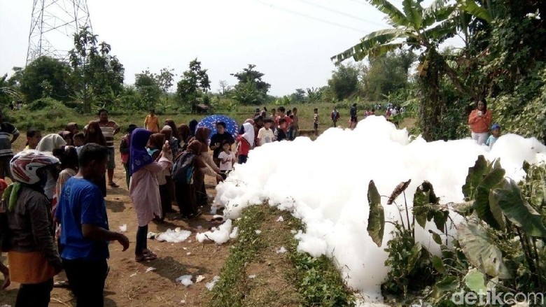 Polisi Ambil Sampel Gelembung Busa Raksasa Misterius di Jepara Polisi Ambil Sampel Gelembung Busa Raksasa Misterius di Jepara