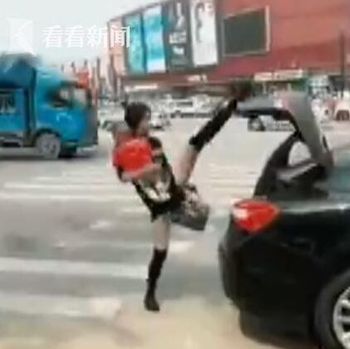 Tren Kebugaran Paling Kekinian: Menutup Bagasi Pakai Kaki