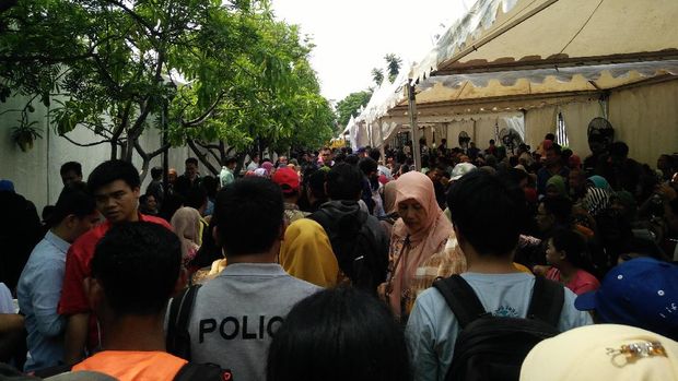 Warga menyerahkan surat keterangan dan e-KTP bisa diambil keesokan harinya.