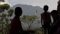 Warga turut memantau Gunung Agung yang bertepatan satu bulan berstatus awas di Pos Pengamatan Gunung Api Agung Desa Rendang, Karangasem, Bali, Sabtu (21/10). (Foto: ANTARA FOTO/Nyoman Budhiana)