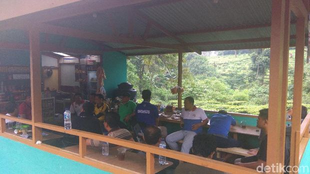 Sudah 3 Jam PNS DKI Jakarta Terjebak di Gunung Mas