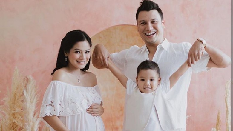 Kebiasaan Ini Bikin Anak Titi Kamal Selalu Ingat Keluarga/ Foto: Instagram @avelinegunawan/ @babyaxioo Kebiasaan Ini Bikin Anak Titi Kamal Selalu Ingat Keluarga/ Foto: Instagram @avelinegunawan/ @babyaxioo