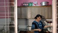 Di sebagian besar Pakistan, transgender dijauhi oleh keluarga mereka dan dipaksa mengemis atau melakukan pelacuran untuk menghidupi diri mereka sendiri. Sebagian besar mengganti nama mereka atau hanya menggunakan satu nama (tidak menggunakan nama keluarga) (Caren Firouz/reuters)