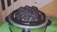 Netizen ini lupa mematikan slow cooker. Lihatlah arang hitam yang terbentuk di dalamnya. Tak jelas apa makanan yang dibuat, namun pastinya tidak lagi bisa dikonsumsi. Foto: Istimewa