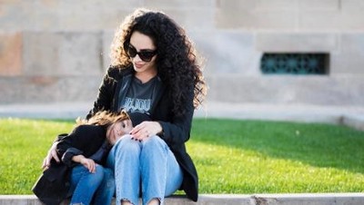 Cantik dan Kompak! Potret Ibu dan Putrinya yang Fashionable