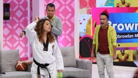 Berpakaian lengkap Taekwondo, ini aksi Tya Ariestya.  Foto: Hanif Hawari/ detikHOT