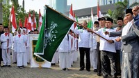 Ketua Panitia Kirab Santri Nasional KH. Munahar Mochtar bersama Ketua Robithoh Mahadil Islamiyah (RMI) KH. Bahaudin saat melakukan pelepasan kirab santri nasional. Pool/PWNU DKI.