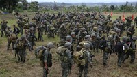 Pasukan tentara istimewa Filipina berbarsi di sebuah halaman di kota Marawi. Pasukan ini dikirim khusus Presiden Duterte yang sudah mendeklarasikan kemerdekaan Marawi dari ISIS. (Foto: Romeo Ranoco/REUTERS)