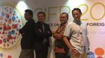 Foto: Saat Sandiaga Pose Boyband Hingga Bangau Terbang