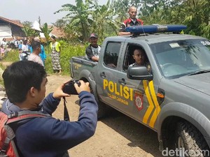 Polisi Bawa Pria Sukabumi yang Dirantai di Pohon ke Panti Sosial