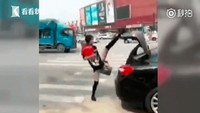 Salah satu video yang cukup viral menampilkan seorang perempuan yang sedang menggendong anaknya. Karena tidak mungkin menggunakan tangan, ia menggunakan kakinya. Foto: huanqiu
