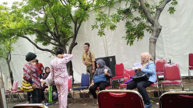 Warga sudah antre sejak pagi.