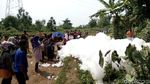 Foto: Gelembung Busa Raksasa di Jepara yang Bikin Penasaran