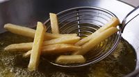 Punya Kentang Goreng? Buatkan Saja Saus Telur Asin yang Gurih Enak