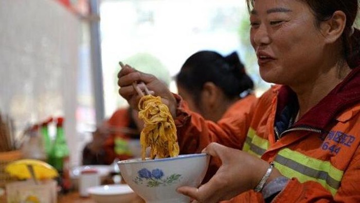 mie gratis untuk penyapu jalan