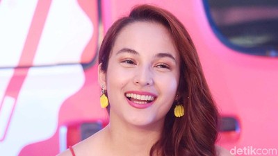 Lagi Kasmaran Nih... Chelsea Islan Tampil Merah Merona