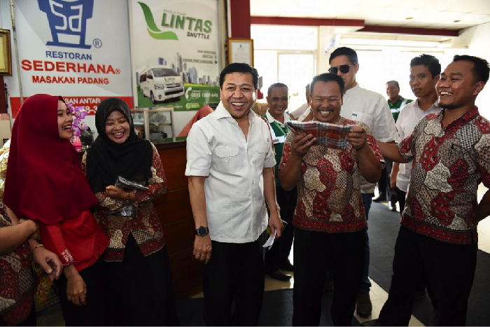 Adakan Kuis, Setnov Beri Hadiah Sarung ke Pegawai Rumah Makan