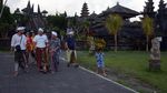 Warga Nekat Masuk Zona Merah Gunung Agung