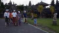 Meski sudah ada larangan dari pemerintah, sejumlah warga dan wisatawan tetap nekat bersembahyang ke Pura Besakih yang termasuk dalam radius enam kilometer dari kawah Gunung Agung atau kawasan rawan bencana. Wira Suryantala/Antara Foto.