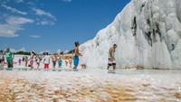 Traveler yang mau datang ke sini pun harus melepaskan alas kaki agar terjaga kebersihannya. Serta, berjaga-jagalah karena suhu airnya mulai dari 35-100 derajat celcius! (Seek The World)