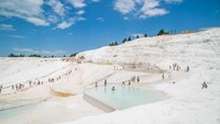 Berada di ketinggian, traveler disuguhi betapa cantiknya Turki dari sudut yang berbeda! Sawah dan bukit hijau terlihat sangat menenangkan sambil berendam. Tak diragukan lagi, Pamukkale masuk ke dalam situs warisan dunia UNESCO.  (Seek The World)