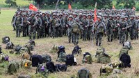 Barisan pasukan tentara istimewa Filipina menjalani upacara penugasan memberantas ISIS di Marawi. Mereka berbaris di hadapan barang-barang mereka.  (Foto: Romeo Ranoco/REUTERS)