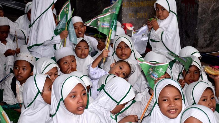 PWNU DKI menggelar kirab santri nasional. Kegiatan ini merupakan rangkaian kegiatan Hari Santri Nasional 2017 di DKI Jakarta.