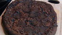 Mungkin tampilannya seperti chocolate chip cookie. Tapi ini merupakan pepperoni pizza yang gosong seluruhnya. Foto: Istimewa