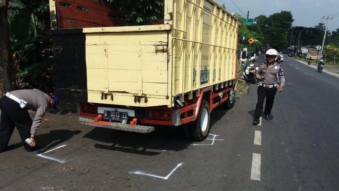 Kecelakaan 2 Motor dan 1 Truk di Puncak, 2 Orang Tewas