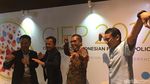 Foto: Saat Sandiaga Pose Boyband Hingga Bangau Terbang