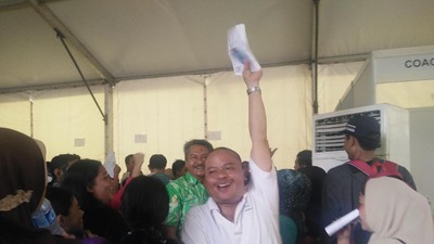 Foto: Ekspresi Warga Dapat e-KTP Usai Antre di TMII