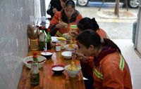 Hebat! Gerai Mie Ini Sudah Beri Lebih dari 20.000 Sarapan Gratis untuk Tukang Sapu Jalanan
