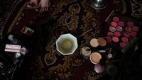 Memakai gaun, riasan dan aksesoris, para transgander ini terlihat layaknya wanita (Caren Firouz/reuters)