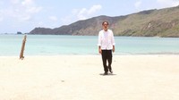 Presiden Jokowi juga sempat mengunjungi pantai Kuta Lombok yang ada di Mandalika. Foto: (Rusman/Biro pers Setpres/Kemenpar)