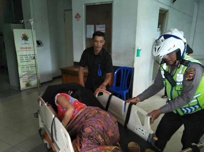 Cerita Polisi Buka Jalur One Way Puncak Tolong Ibu Hamil