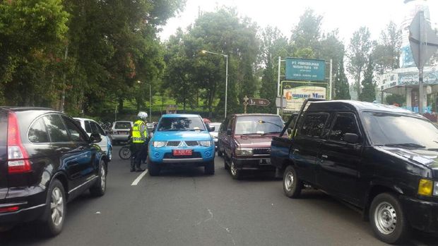 Kepadatan kendaraan di Lalin Puncak
