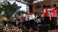 Para PNS pun terlihat semringah mengikuti kegiatan jalan-jalan kebun teh bersama Anies dan Sandi. Ada pula anak-anak yang ikut serta mereka juga terhibur dengan kegiatan tea walk ini. (Foto: Mochammad Zhacky/detikcom)