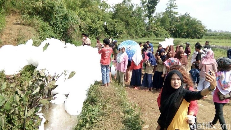 Gelembung Busa Raksasa Misterius di Jepara Ramai Didatangi Warga Gelembung Busa Raksasa Misterius di Jepara Ramai Didatangi Warga