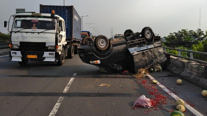 Pikap Muatan Sayur Terguling di Tol Tanjung Priok, Macet 4 Km