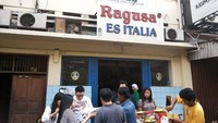 Didirikan oleh 2 bersaudara asal Italia Vicenzo Ragusa dan Luiguie Ragusa pada tahun 1932. Kini ragusa dikenal sebagai toko es krim jadul dengan varian rasa klasik yang unik. Seperti tutty fruty. Foto: Istimewa