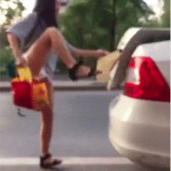 Ingin Meniru Tantangan Menutup Bagasi Pakai Kaki? Kuasai Dulu Trik Ini