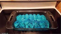 Seharusnya ayam tak berbumbu biru. Malah seperti diberi bahan kimia. Pastinya langsung berujung ke tempat sampah nih. Foto: Istimewa