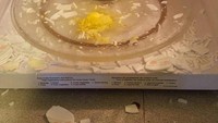 Hati-hati kalau memakai microwave. Salah jenis bahan mangkuk bisa bikin telur di dalamnya meledak seperti ini! Foto: Istimewa
