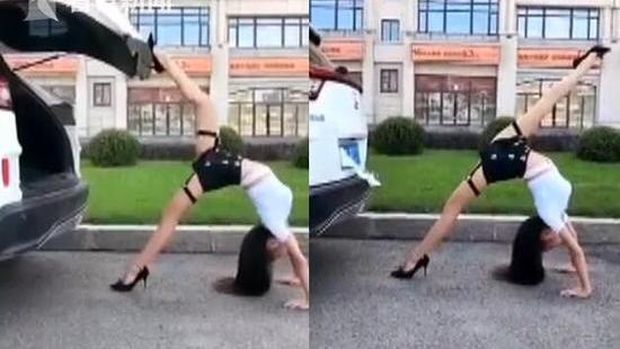 Menutup bagasi pakai kaki