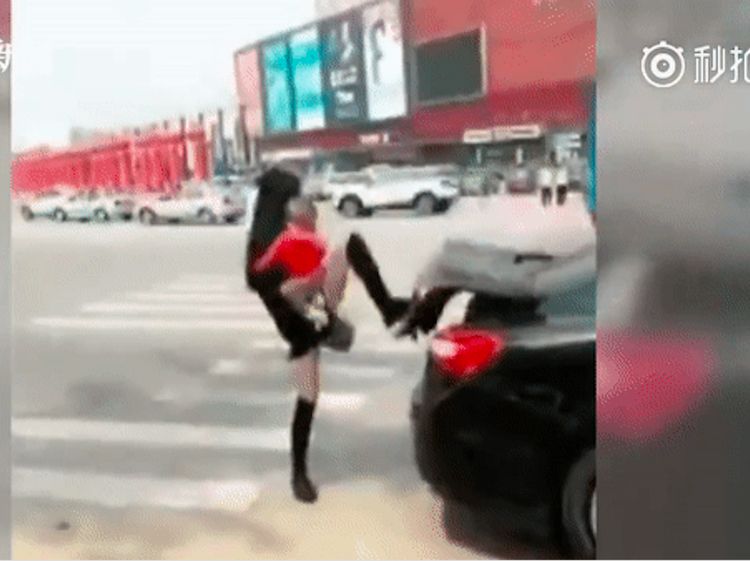 Penampakan Ibu-ibu Muda Anti Mainstream, Menutup Pintu Bagasi Pakai Kaki